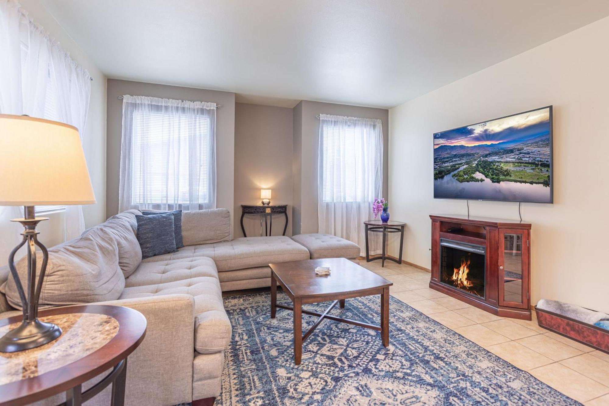 דירות Walk To Downtown Leavenworth * Sleeps 6 + Pets * Ground Level Gem! מראה חיצוני תמונה